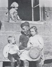 Entente - Soldier with children